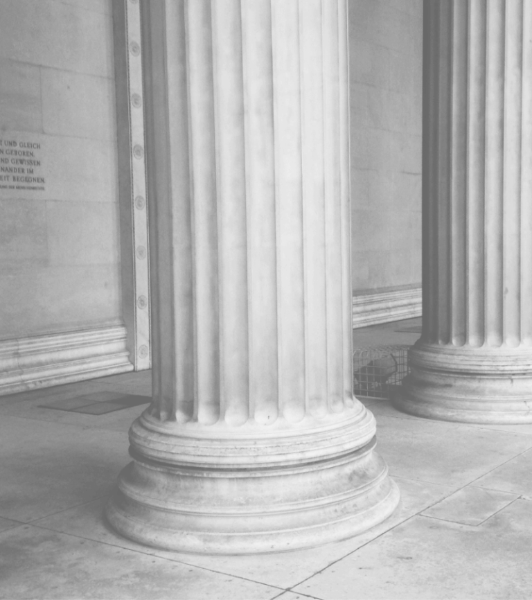 Colunas de edifício institucional